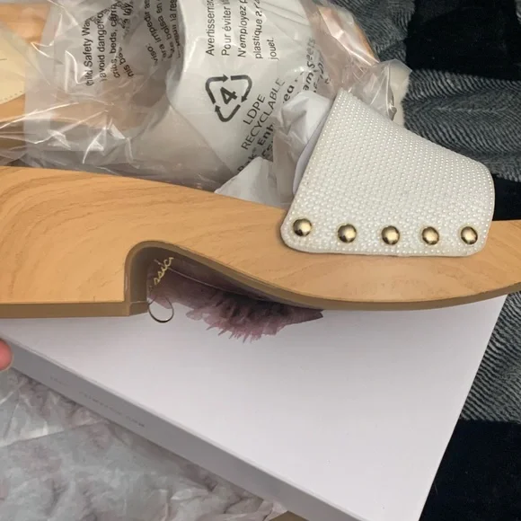 Jessica Simpson White and Tan Mules - Picture 2 of 5